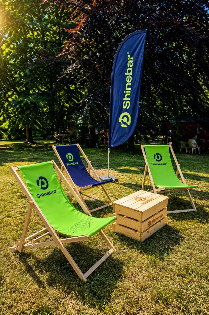 Leżaki i stoliki w strefie chillout Shinebar