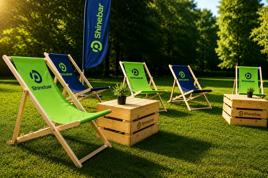 Strefa chillout Shinebar z leżakami i flagą eventową na trawie